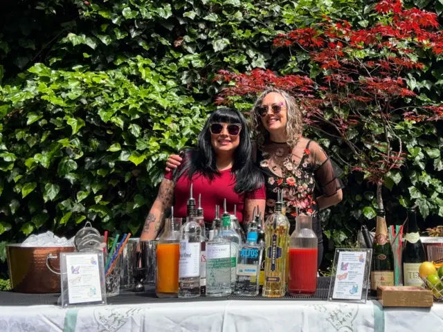 A garden cocktail party celebrating the debut novel of @annanordberg_writer “When She Was Ours” (available for pre-order now) 

With the modern advancement in alcohol-free spirits, most cocktails are easily made without alcohol, offering a delightfully balanced cocktail that holds its ground to its alcohol driven counterpart 

For a Pimm’s Cup I suggest swapping in @seedlipcocktails Spice & @drinkfreespirits Gin
1 oz Seedlip Spice
1 oz Free Spirits Gin 
.5 oz ginger or simple syrup 
.5 oz lemon juice 
.5 oz cucumber juice or 5 muddled cucumber wheels
1 oz ginger beer

(the ginger people ginger juice is excellent for making syrup - 1/4 cup ginger juice, 1/4 cup water, 1/2 cup sugar - cook on medium heat, stir sugars to dissolve)

#alcoholfree #alcoholfreecocktails #bayareaevents #sanfrancisco sanfranciscoevents