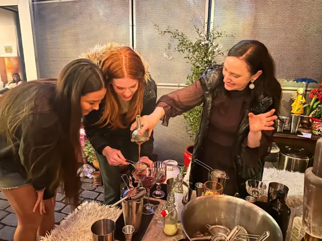Mocktail classes, perfect for the whole family 
Cheers to this group of 2026 graduates!! 

(Booking inquiries are best made via my website. Link in bio) 

Alcohol-free spirits can be made at home using the tannins from tea and pomegranate to offer a “bite” that can vaguely mimic the astringency found in alcohol. Adding in ginger aids in the “bite” even further, which can transform an alcohol-free cocktail from what resembles a glass of juice to one that has structure, body, and asks you to sip, not chug

Rebecca’s Alcohol-Free Spirit 
4 cups water
8 green tea bags
4 passion fruit or hibiscus tea bags
¼ cup ginger juice (The Ginger People)
¼ cup sugar
¼ cup pomegranate molasses
4 orange peels
2 pinches salt

* ��Boil water
* Add tea bags & orange peels for 10 min, remove & discard
* ��Add in all other ingredients, stir to dissolve
* ��Store in airtight container for up to 1 month

#mocktailrecipe #alcoholfree #sanfranciscoevents #bayareaevents